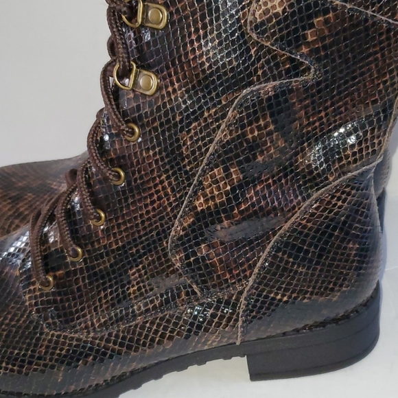 White Mountain Faux Snakeskin Combat Boots Size 9.5 EUC - Picture 7 of 9